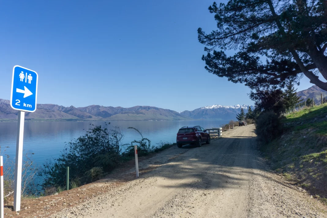 The 'carpark' for the tracks to Breast Hill and Pakituhi Hut with Lake Hāwea in the background