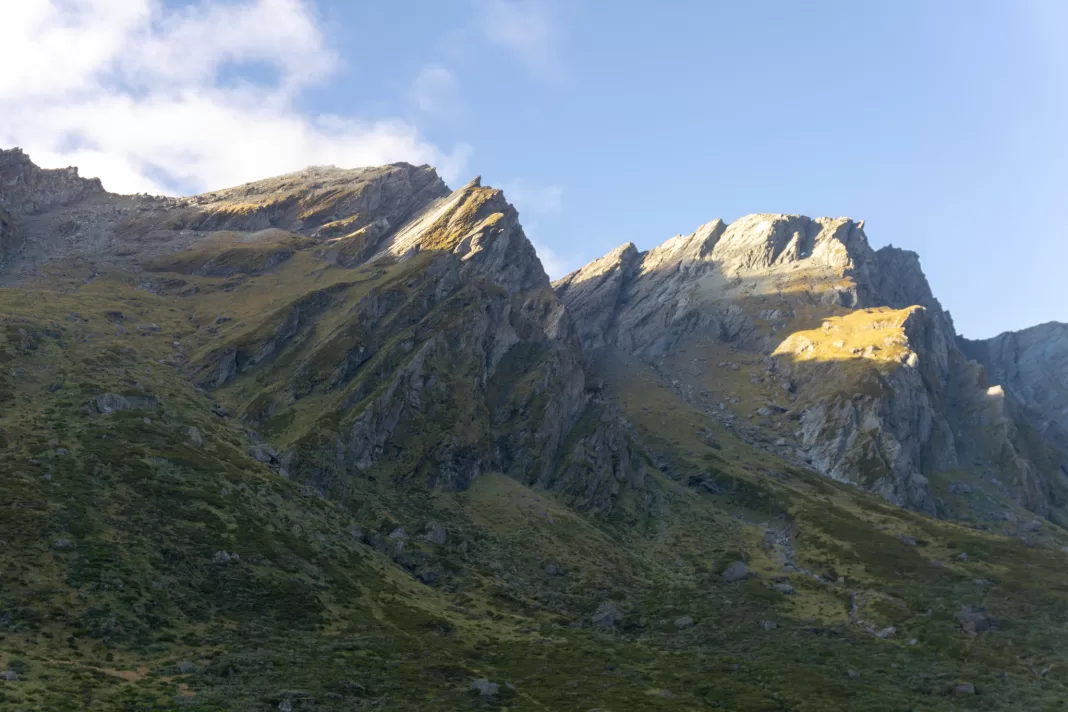 Sharpened mountains peaks visible from Shelter Rock Hut