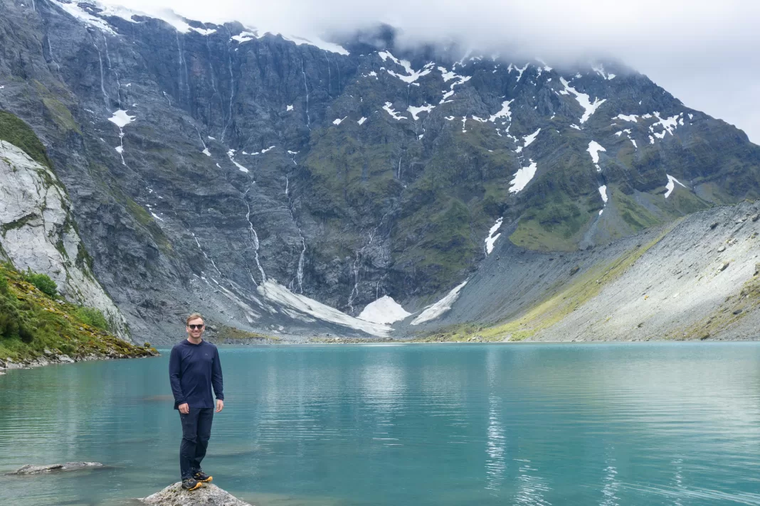 Tramper standing in front of Lucidus Lake