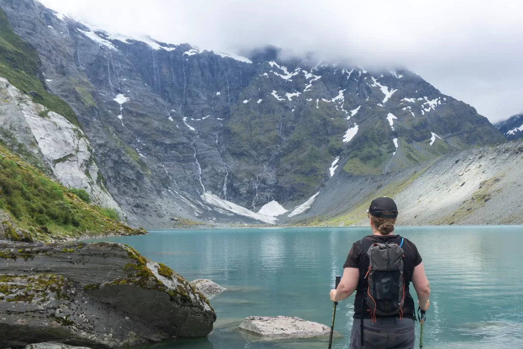 Tramper standing in front of Lucidus Lake