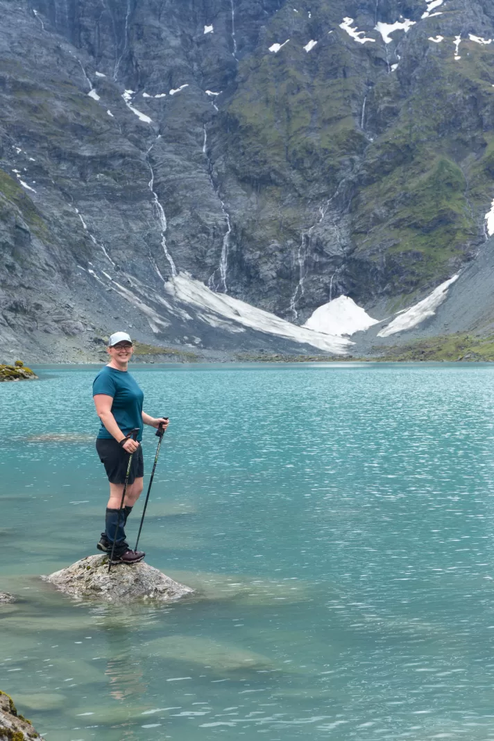 Tramper in front of Lucidus Lake
